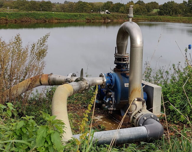 Pompe auto-amorçante Gorman-Rupp placée entre 2 lagunes dans une usine agro-alimentaire