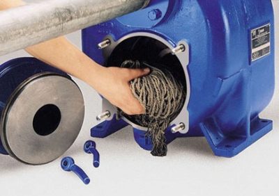 Couvercle d'accès à l'hydraulique ouvert