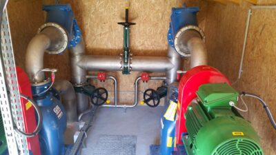 Deux pompes hors sol dont seules les canalisations entrent dans le poste de relevage.