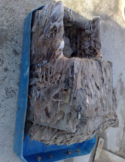 Un panier dégrilleur en cours de nettoyage – La présence de lingettes est un réel cauchemar pour les équipes de maintenance