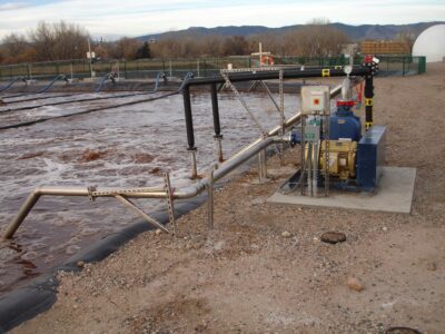 Pompe centrifuge auto-amorçante installée sur la berge de cette lagune créée par l’installation d’une bâche en EPDM