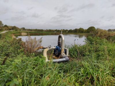 Pompe installée sur berge qui permet, au travers de la double tuyauterie d’aspiration de venir aspirer dans 2 lagunes.