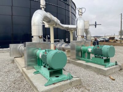 Deux pompes dilacératrices en extérieur de digesteur, avec le corps de pompe et les canalisations calorifugées.