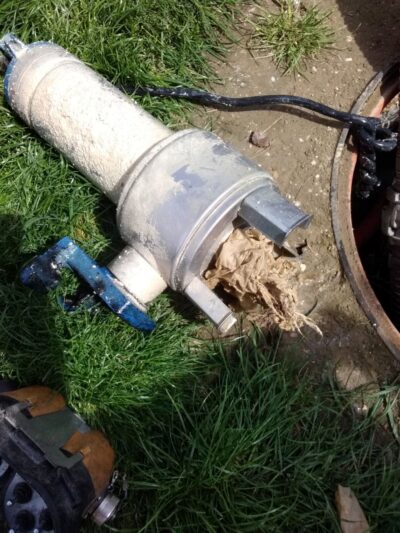 Pompe obstruée par un colmatage de lingettes.