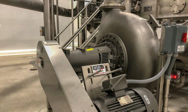 Pompe Cornell inox installée dans une usine agroalimentaire