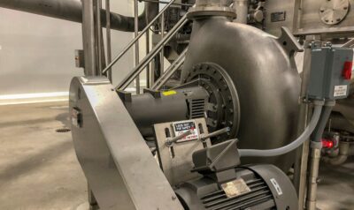 Pompe Cornell inox installée dans une usine agroalimentaire