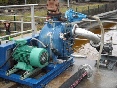 Hauteur d’aspiration à vaincre pour la pompe auto-amorçante avec un bassin qui peut avoir différentes profondeurs de liquide.