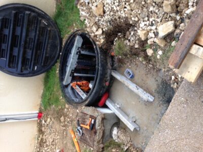 Travaux sur le poste pour suspendre le Panier Broyeur devant l'arrivée des eaux dans le PR